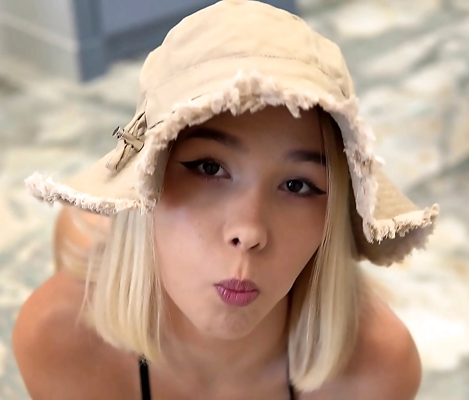 喷水 Hungry Teen Takes Thick Manhood Deep Then Gets