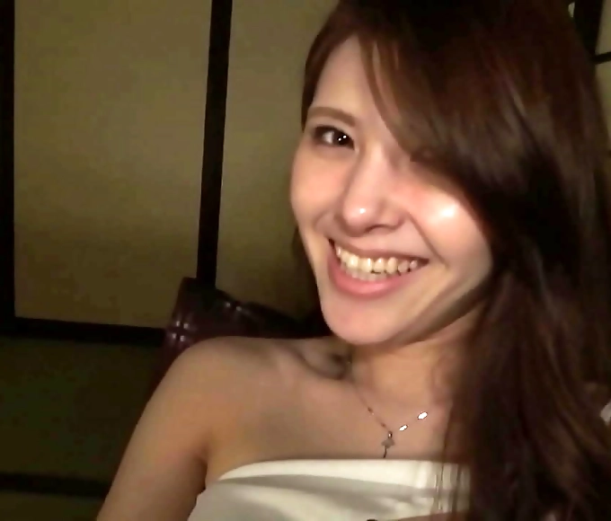 啪啪 性视频 Dark haired Asian babe loves deep cock sucking