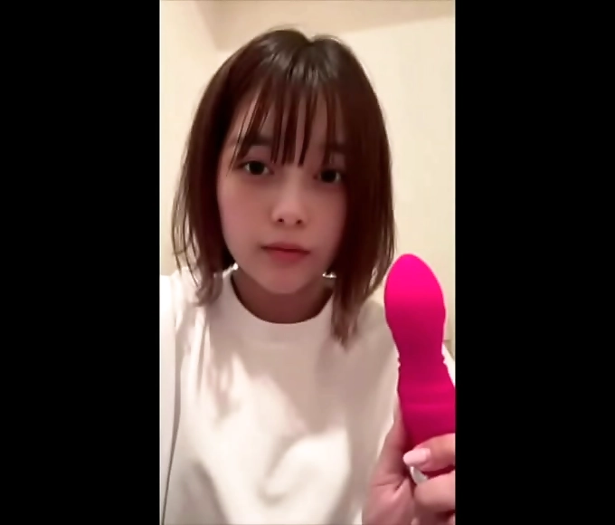 婷婷 Cute Japanese Student Takes It Deep While Spread-Eagled