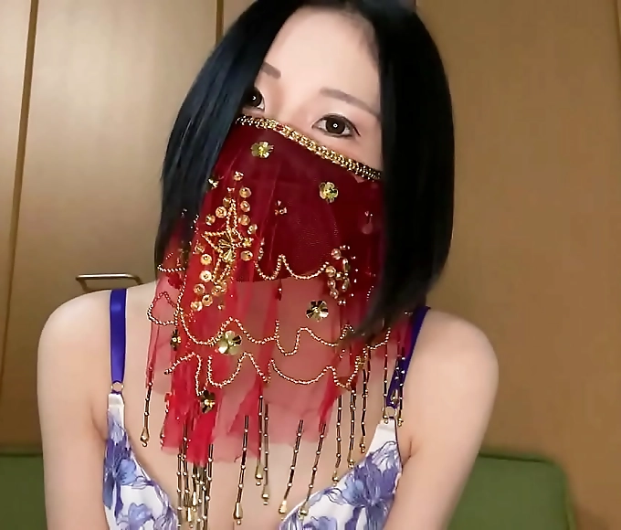 性 Seductive Japanese Doll Kneeling Down To Perform A