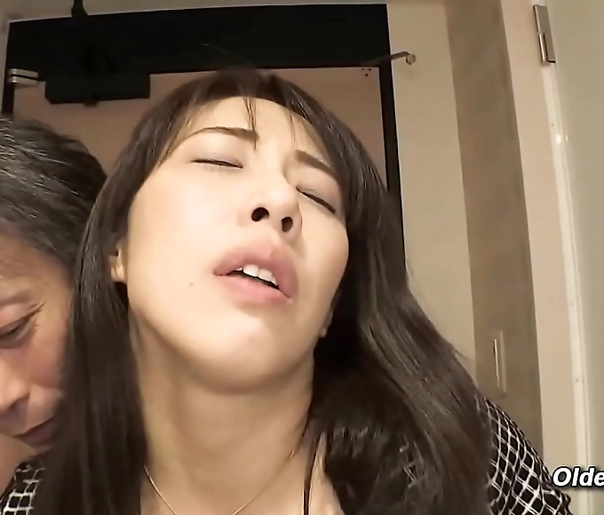 黄色 黄色录像 Intense Threesome Action Heats Up Quickly with Ninja