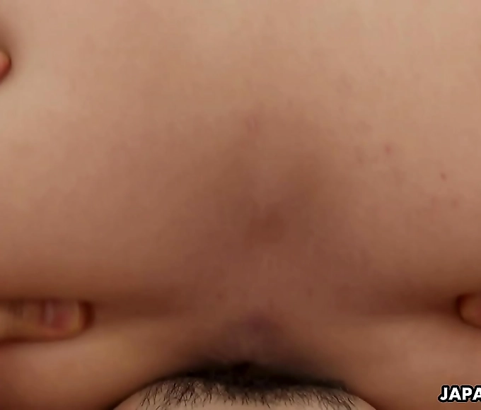 大片 Sultry Asian Teen Tempts in Seductive Softcore Showdown