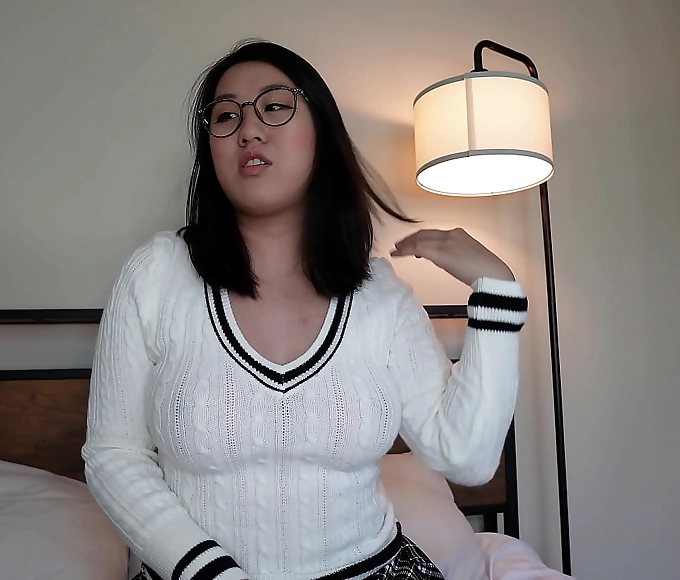 与 Hot Asian Babe Enjoying Intense Sex in Sultry
