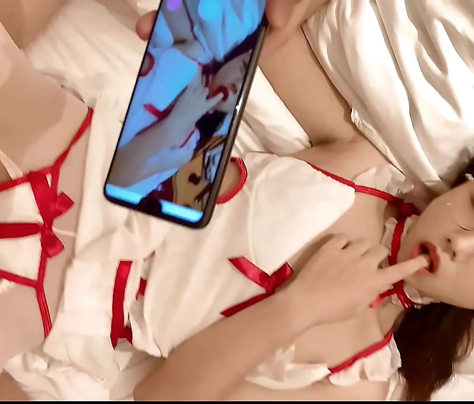 喷水 Adorable Japanese Gem Strips Down for an Intense