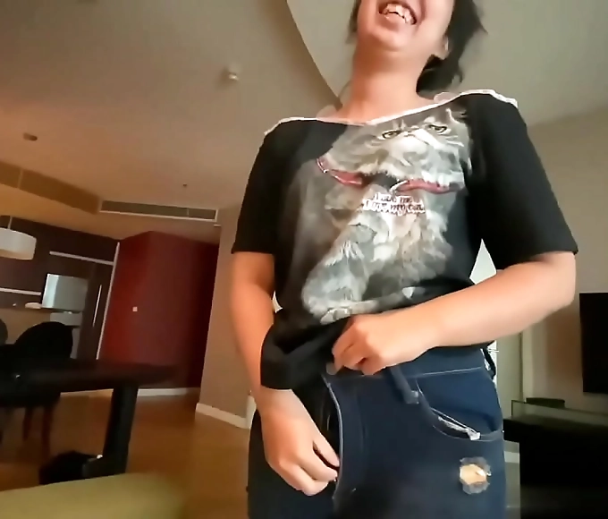 福利 Sexy Cutie Teases With Her Curvy Assets Then