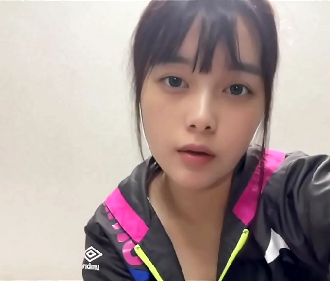 二区 Cute Japanese Sex Star Coquettishly Teases Pussy Using