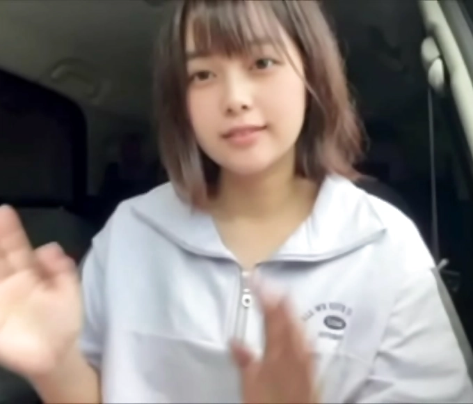 亚洲 Mature Woman Teases Seductively While Stripping Outdoors