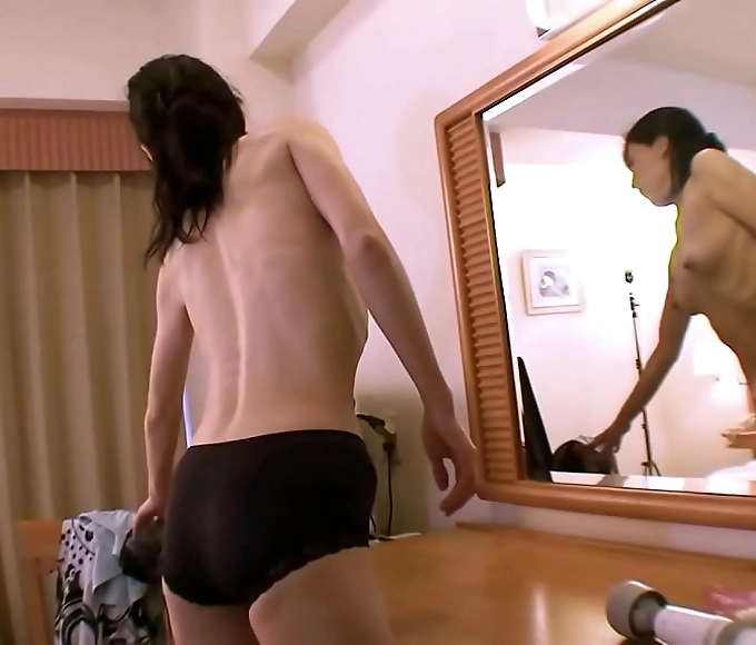 三级 Lovely Beauty Enjoys Deep Pussy Pleasure and Orgasmic